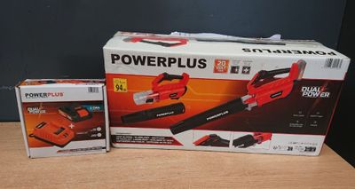 Deux tronçonneuses filaires Powerplus sont posées sur une table