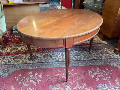 une table posée sur un tapis dans une pièce