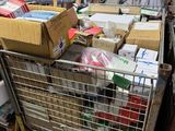 un chariot métallique contenant de nombreuses caisses de fournitures
