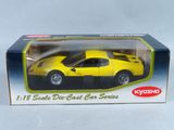 voiture jaune moulée sous pression avec des bandes noires, dans sa boîte, posée sur un fond blanc