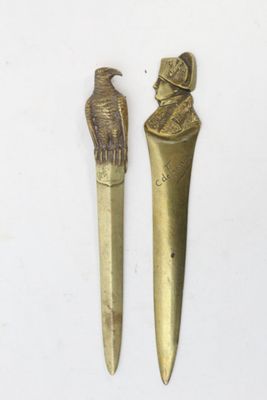 Réunion de 2 coupe papiers en bronze à motif sculptés de Nap…