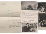 une vieille photo en noir et blanc représentant un tas de lettres et d'images