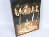 le DVD « The Men of Magnaa », avec la photo d'un homme et d'une femme assis sur un lit