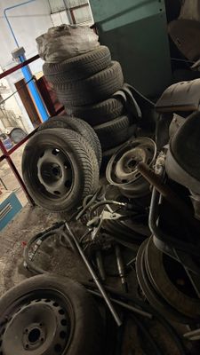 un tas de pneus dans un garage