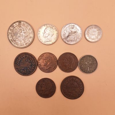 Plusieurs pièces différentes sont disposées en rangée sur une table