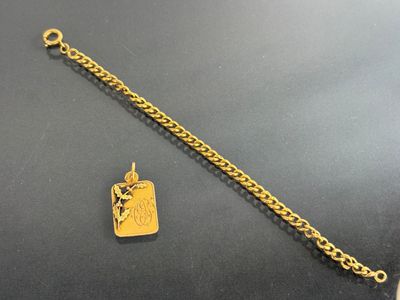 un gros plan d'un bracelet plaqué or muni d'une étiquette