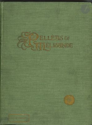 un livre vert orné de lettres dorées, posé sur une table