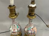 paire de lampes en porcelaine chinoise avec des pieds dorés