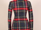 un manteau à carreaux rouges et bleus sur un mannequin, un mannequin, un mannequin, un mannequin, un mannequin, un mannequin, un mannequin, un mannequin