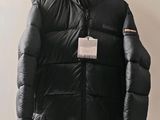 la veste est suspendue à un cintre sur le mur