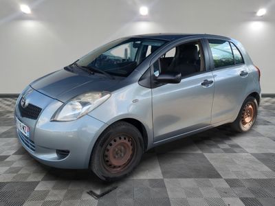 la photo d'une petite voiture argentée garée dans un garage