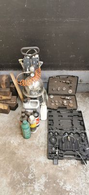 beaucoup d'objets posés sur le sol