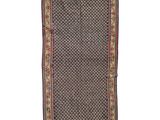 un tapis marron et rouge sur fond blanc