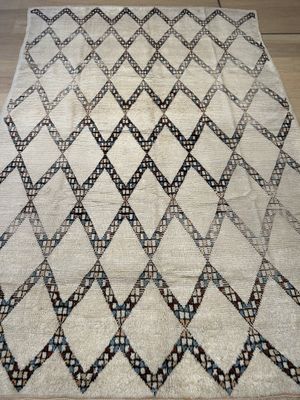 Tapis Berber ancien en laine fond blanc 240 x 170