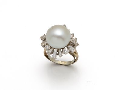 une photo d'une bague en perle et diamant