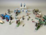 de nombreuses figurines de différents types et tailles sur la table