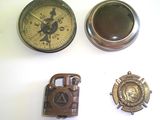 trois types différents de montres de poche posées sur la table