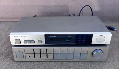 une photo d'une chaîne hi-fi argentée posée sur un tapis