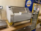 une machine posée sur un comptoir