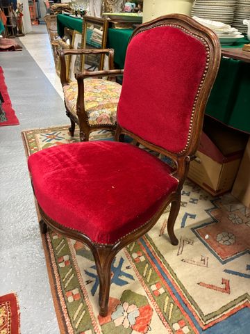 Chaise à la reine de style Louis XV garnie de velours rouge 