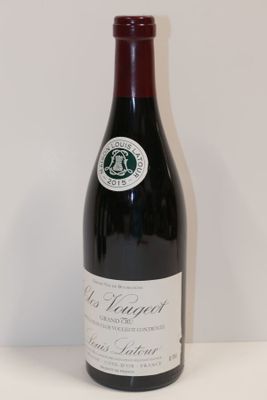 une bouteille de vin posée sur une table