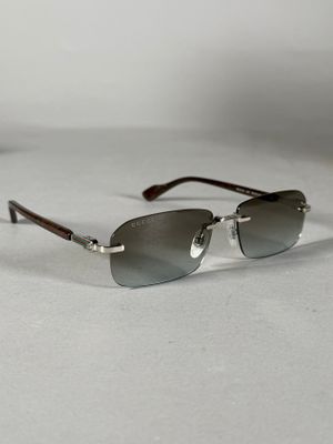 gros plan d'une paire de lunettes de soleil sur une surface blanche