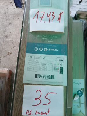 un grand nombre d'appareils électroniques posés sur une table
