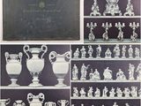 de nombreux types de vases et de figurines sont exposés