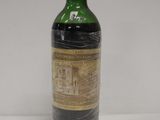 une bouteille de vin posée sur une table
