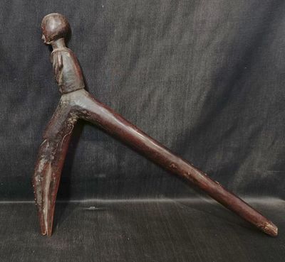 Bâton en bois sculpté à figure humaine - Photo 1