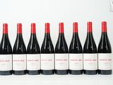 six bouteilles de vin rouge sont alignées