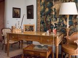 une photo d'un salon avec une grande tapisserie accrochée au mur