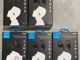 trois boîtes de casques sont posées par terre, les unes à côté des autres