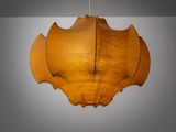 une photo d'un luminaire en bois suspendu au plafond