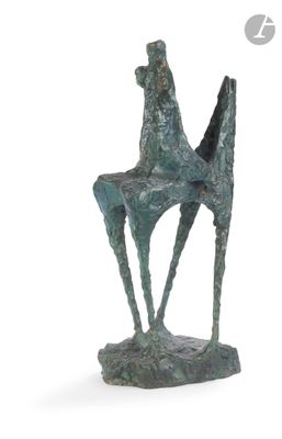 statue représentant un cheval et son cavalier sur un rocher, sur fond blanc