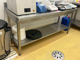 un plan de travail sur lequel se trouvent un micro-ondes et un mixeur