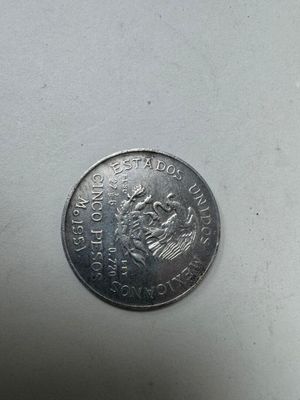 une pièce d'argent sur laquelle figure l'image d'un homme