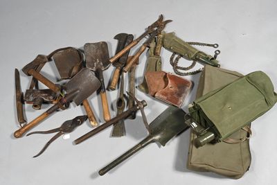un grand nombre d'outils posés sur la table