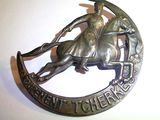 un insigne en métal représentant un cheval et un cavalier