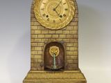 une horloge posée sur une table