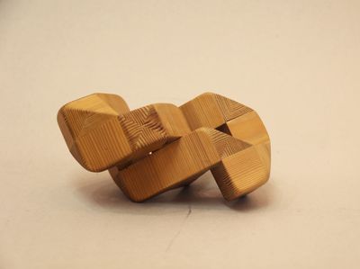 un petit jouet en bois posé sur une table