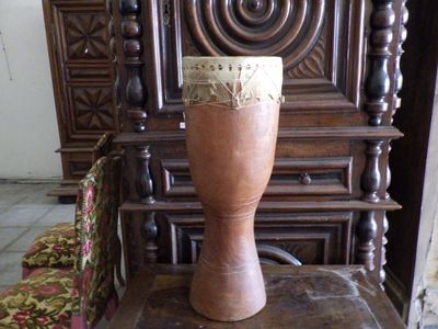 un vase posé sur une chaise en bois dans une pièce