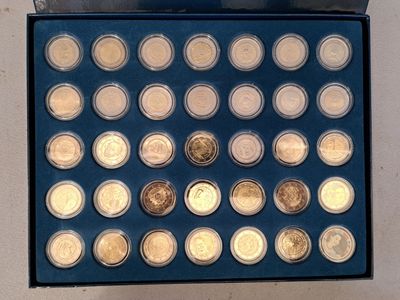 une boîte bleue contenant beaucoup de pièces d'or