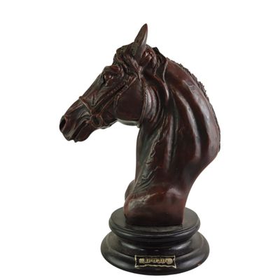statue représentant une tête de cheval posée sur un socle en bois