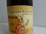 une bouteille de vin posée sur une table