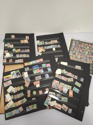 de nombreux types de timbres sur la table
