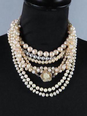 gros plan d'un collier sur un mannequin mannequin mannequin mannequin mannequin mannequin mannequin mannequin mannequin