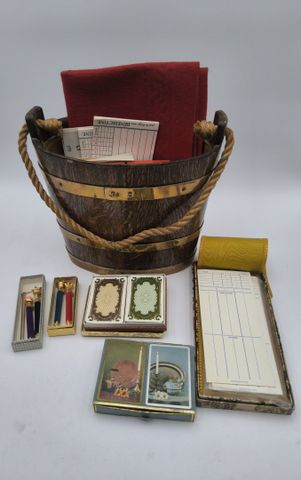 Seau décoratif en bois contenant jeux divers