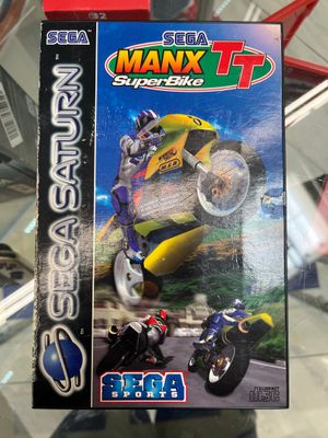 La boîte du jeu « Manx T Super Bike » est posée sur une table en verre.