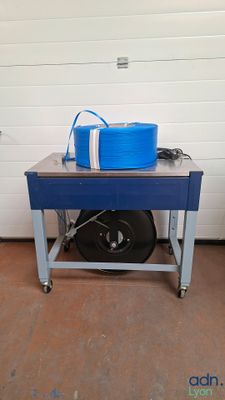 une table bleue sur laquelle se trouve un seau bleu
